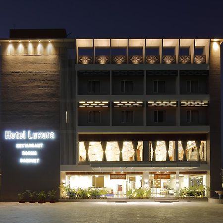 Hotel Luxura Godhra Екстер'єр фото