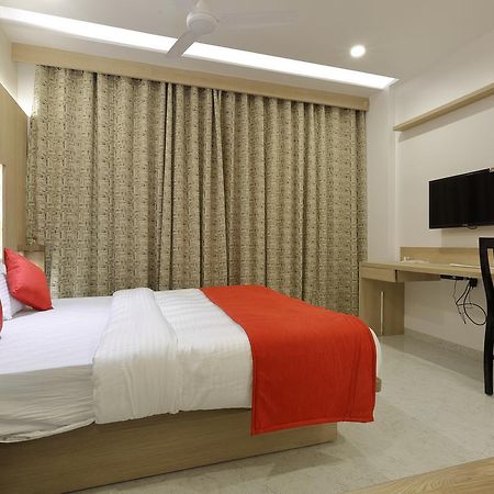 Hotel Luxura Godhra Екстер'єр фото