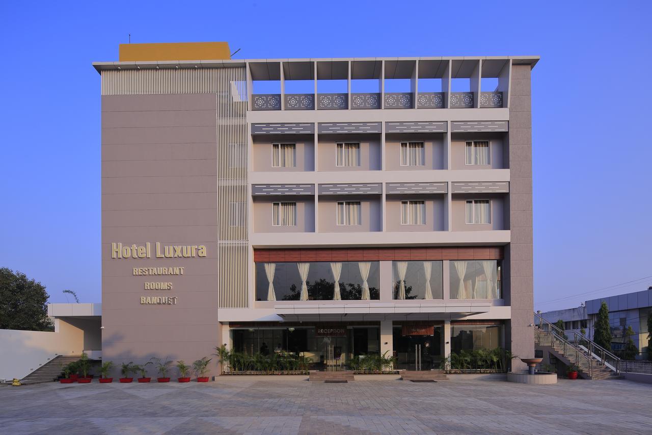 Hotel Luxura Godhra Екстер'єр фото