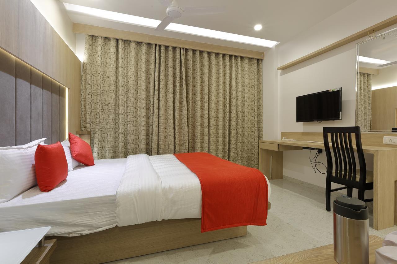Hotel Luxura Godhra Екстер'єр фото