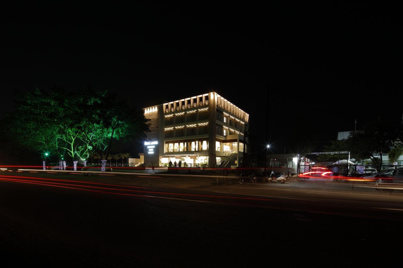 Hotel Luxura Godhra Екстер'єр фото