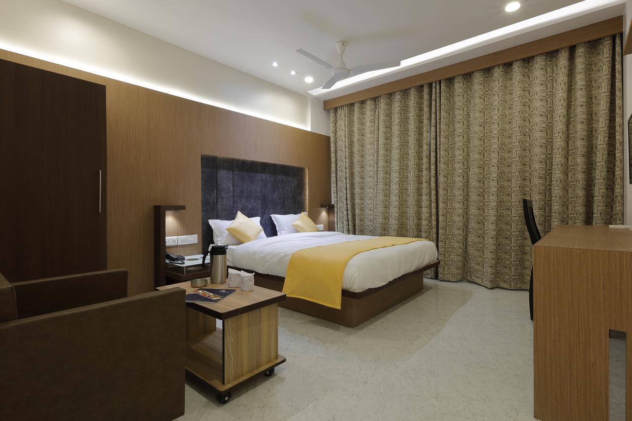 Hotel Luxura Godhra Екстер'єр фото