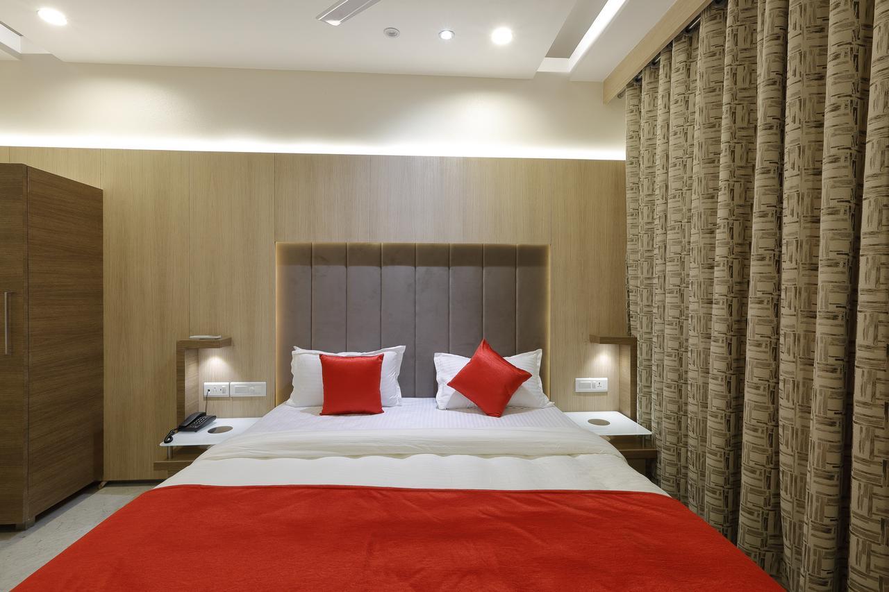 Hotel Luxura Godhra Екстер'єр фото