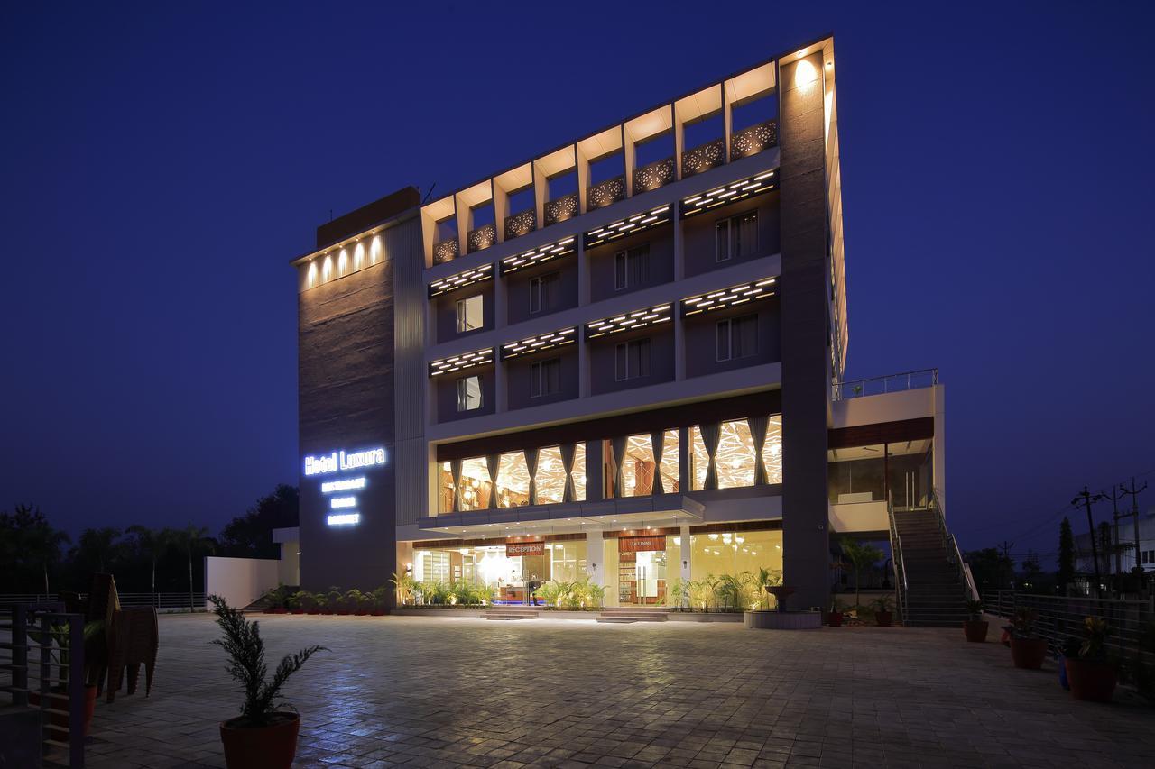 Hotel Luxura Godhra Екстер'єр фото