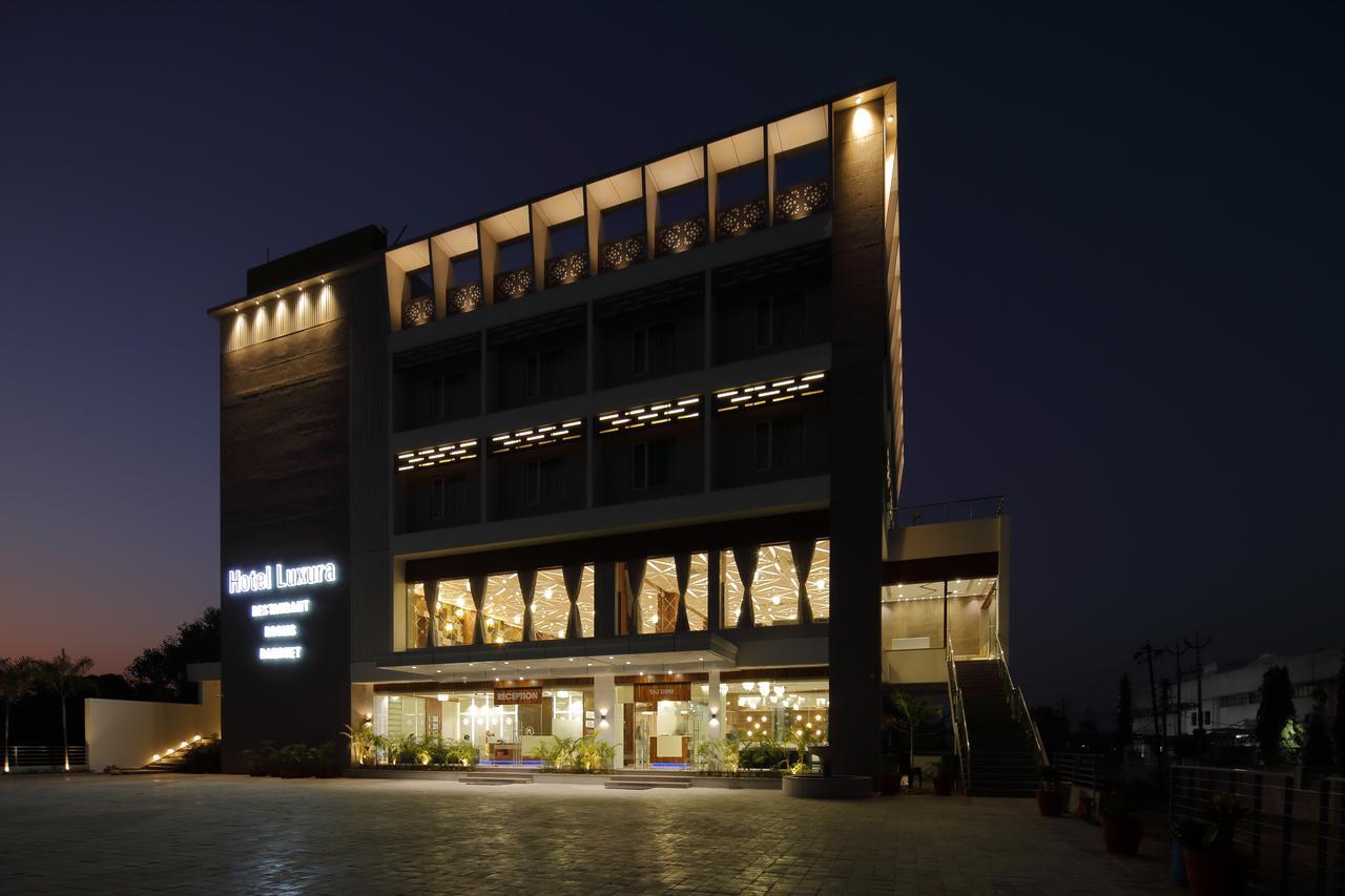 Hotel Luxura Godhra Екстер'єр фото