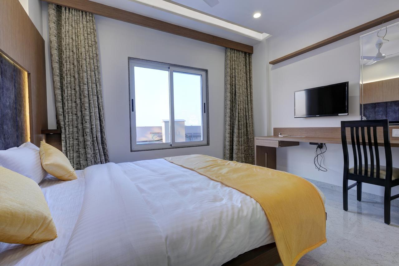 Hotel Luxura Godhra Екстер'єр фото