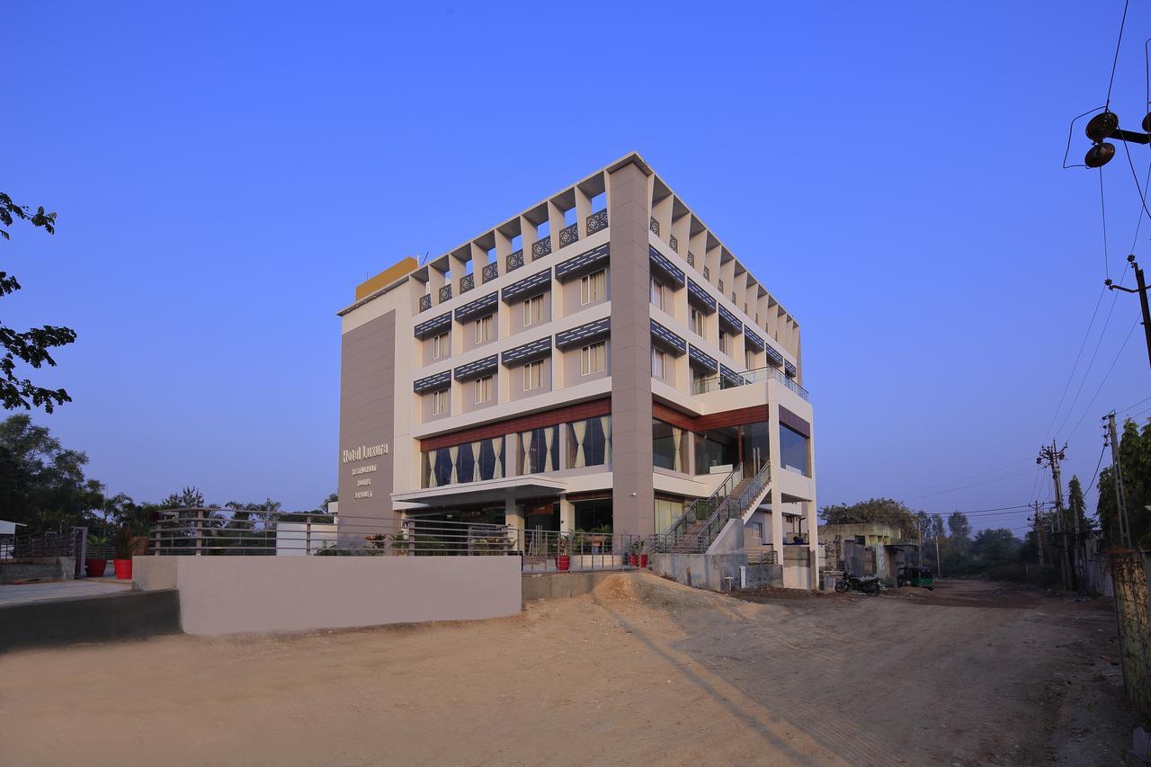 Hotel Luxura Godhra Екстер'єр фото