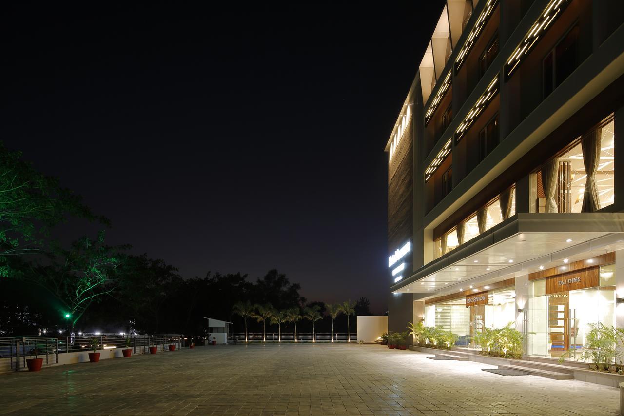 Hotel Luxura Godhra Екстер'єр фото