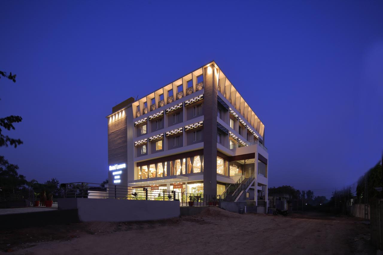 Hotel Luxura Godhra Екстер'єр фото