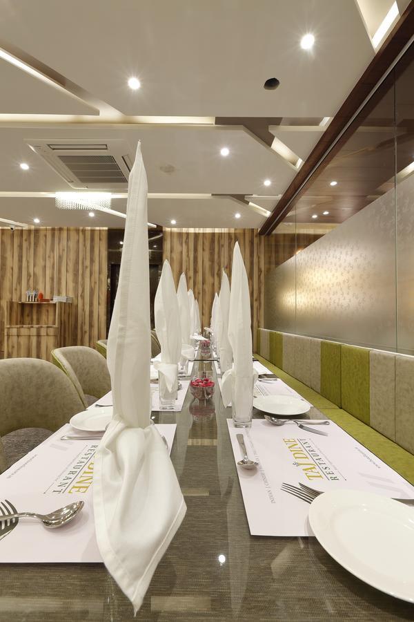 Hotel Luxura Godhra Номер фото